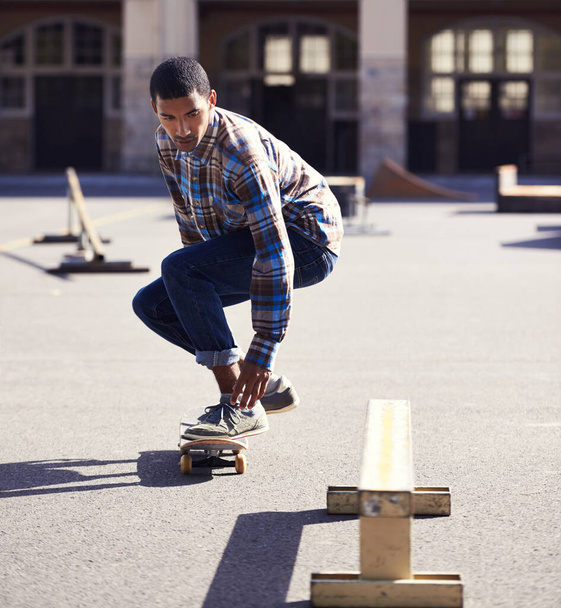 Άνθρωπος, skateboard και ιππασία στο αστικό skatepark, τον αθλητισμό και την ενέργεια με την ικανότητα, κόλπο και αναψυχή εξωτερική δραστηριότητα. Skateboarder, τεχνική και τέχνασμα, εκπαίδευση και προπόνηση για την ισορροπία και την άσκηση. - Φωτογραφία, εικόνα