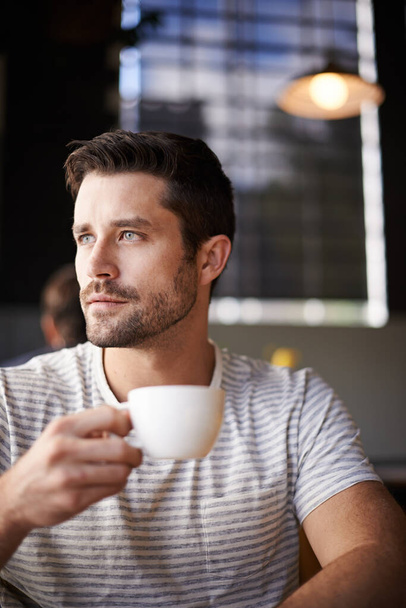 Man, mok en freelancer denken in coffeeshop, ideeën en planning voor startup bedrijf in cafe. Mannelijke persoon, latte en ontspannen in restaurant voor reflectie en rust, contemplatie en inspiratie. - Foto, afbeelding