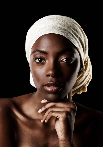 Kráska, portrét a černoška s šátkem na hlavu, přirozeným make-upem nebo kreativní estetikou ve studiu. Umění, péče o pleť a tradiční africké dívky na tmavém pozadí s obalem, kosmetika obličeje nebo sebevědomí. - Fotografie, Obrázek