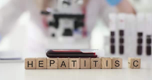 Hepatitis C reageerbuis met bloed in het laboratorium. Laboratoriumdiagnose van virale hepatitis - Video