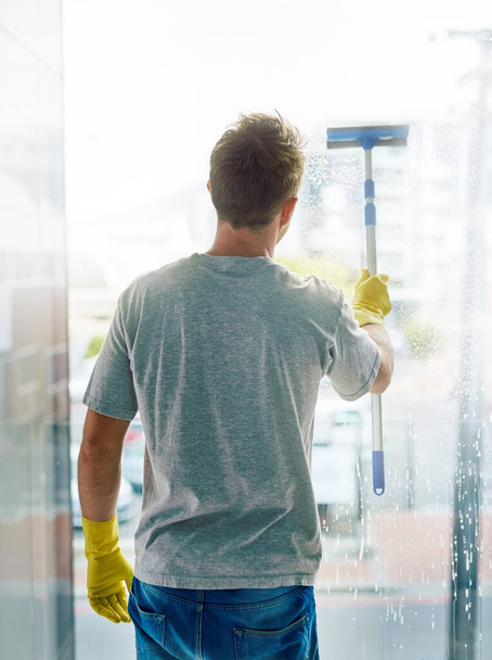 Conserje, limpiador y rascador de ventanas en mano para lavar vidrios, tareas domésticas y desinfectar con brillo. Servicios de higiene o sanitarios para profesionales de la salud, el mantenimiento o la hospitalidad. - Foto, imagen