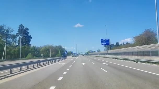 Un viaje en la carretera de Kiev a lo largo de la autopista Zhitomir después de los disturbios. Restauración 2024. Imágenes FullHD de alta calidad - Metraje, vídeo