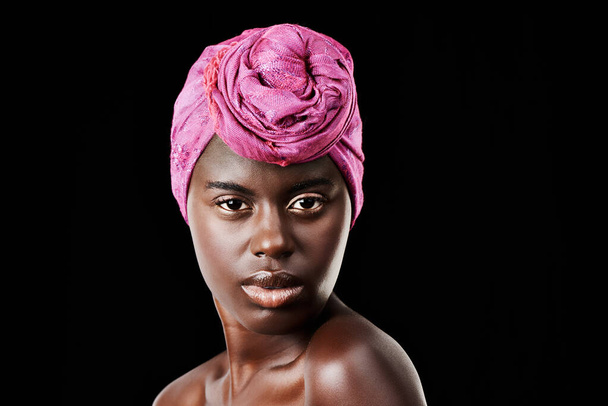 Czarna kobieta, szalik na głowę i portret urody z poważną, pielęgnacją skóry i naturalnymi kosmetykami w studio. Tradycyjna, turbanowa i afrykańska moda z wellness i blaskiem skóry z makijażem i ciemnym tłem. - Zdjęcie, obraz