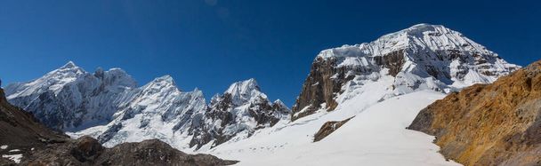 Hermosos paisajes de montañas en Cordillera Blanca, Perú, América del Sur - Foto, Imagen