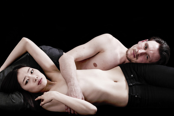schöne und intime Paar mit nacktem Oberkörper Portrait liegend zusammen - Foto, Bild