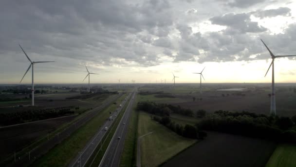 Ez a drónfelvétel feltűnő légi rálátást nyújt az E19-es autópályára, amint Antwerpenből Breda felé tart, Brecht közelében rögzítve. A videó kiemeli a modern - Felvétel, videó