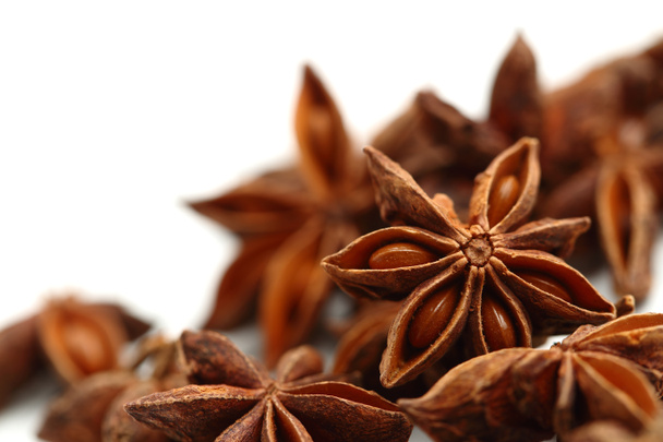 Звездные анисовые семена на белом фоне - Фото, изображение