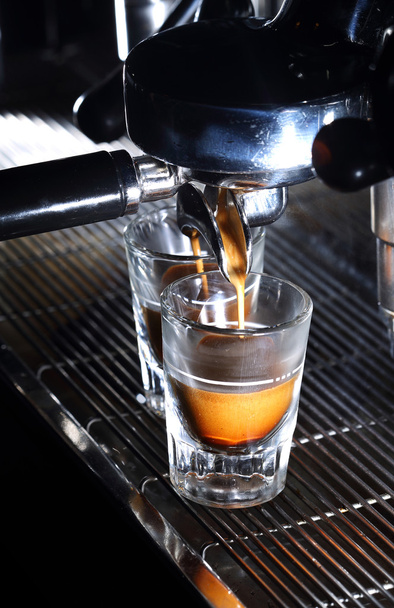 Professionele espressomachine brouwen een koffie - Foto, afbeelding