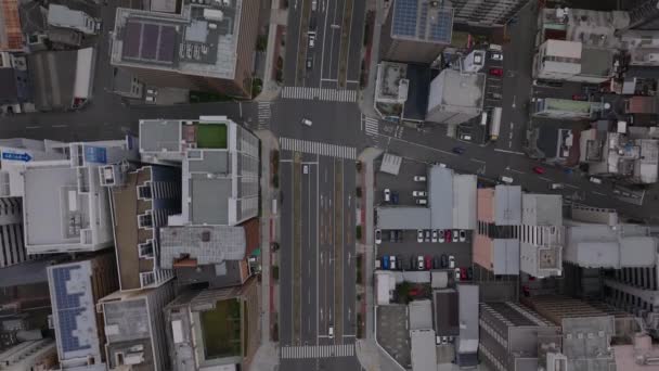 Voe acima da rua larga em borough urbano. Pássaros olho tiro de desenvolvimento da cidade. Edifícios e ruas na cidade. Osaka, Japão, 20 de janeiro de 2024 - Filmagem, Vídeo