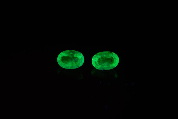 natürlicher Opalhyalit-Edelstein im UV-Licht - Foto, Bild
