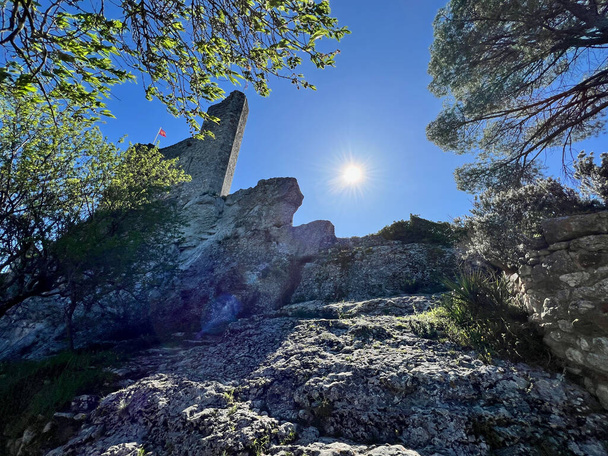 Aiguze on yksi kauneimmista kylistä Ranskassa. Se sijaitsee Ardche ja tarjoaa käsityksen aitoa elämää tällä alueella. Vanhoilla kujilla, linnassa vankityrmillä, viinitarhoilla ja näköalalla yli Ardchen. - Valokuva, kuva