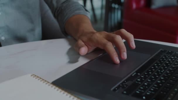 Asyalı erkek girişimcinin iş ortaklarını cep telefonuyla ararken kapalı alanda bilgisayarla çalışırken çekimini kaldır - Video, Çekim