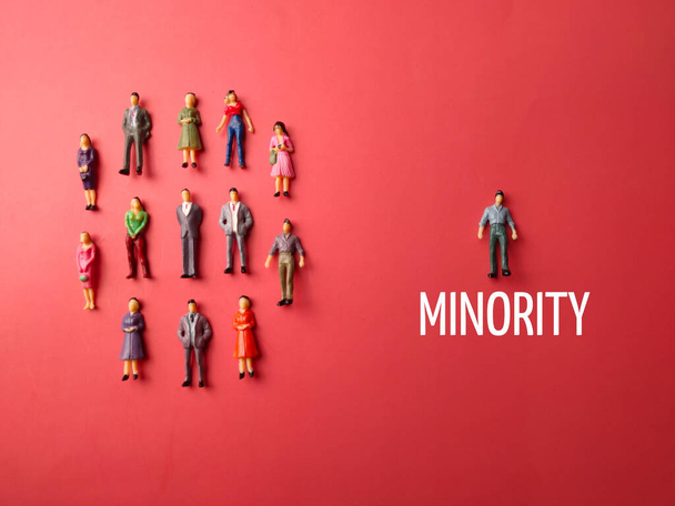 Personas en miniatura sobre fondo rojo con texto MINORIDAD. Concepto empresarial. - Foto, imagen