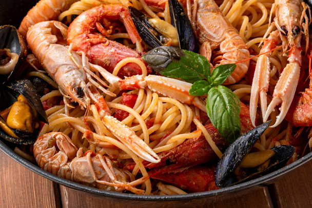 Spaghetti allo scoglio, a typical recipe of pasta with seafood sauce, italian food - Fotoğraf, Görsel