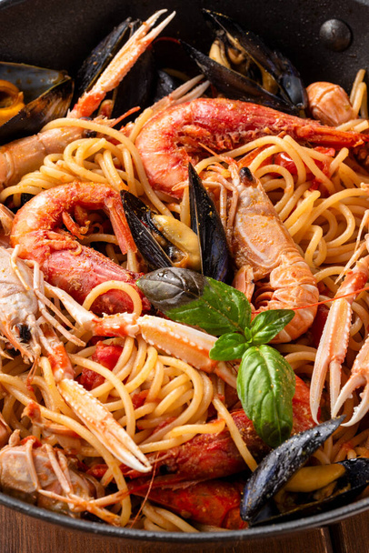 Спагетти алло скольо, типичный рецепт макарон с соусом из морепродуктов, итальянская еда - Фото, изображение