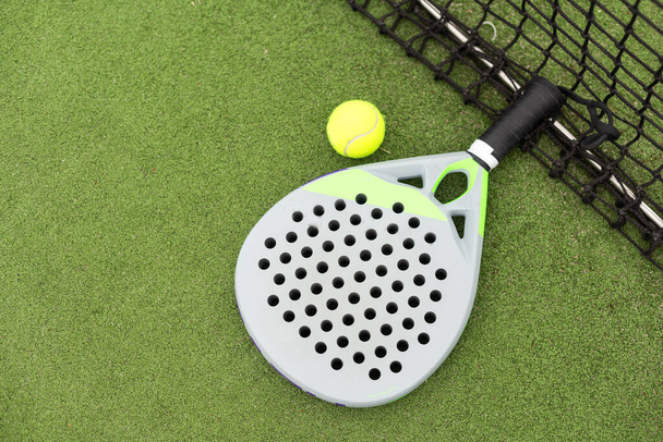Pádlujte tenisové předměty na trávníku. Kvalitní fotografie - Fotografie, Obrázek