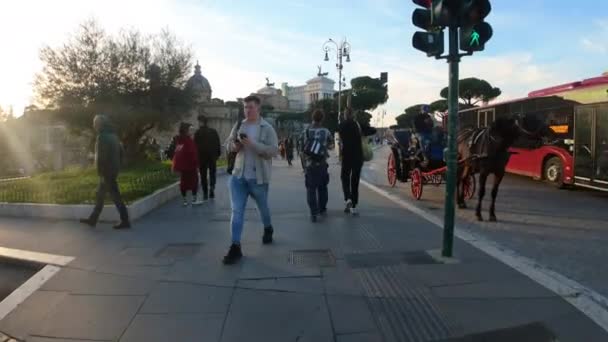 Rzym, Włochy - 16 lutego 2024: Ludzie idący pieszo ulicami Rzymu w dzień - Materiał filmowy, wideo