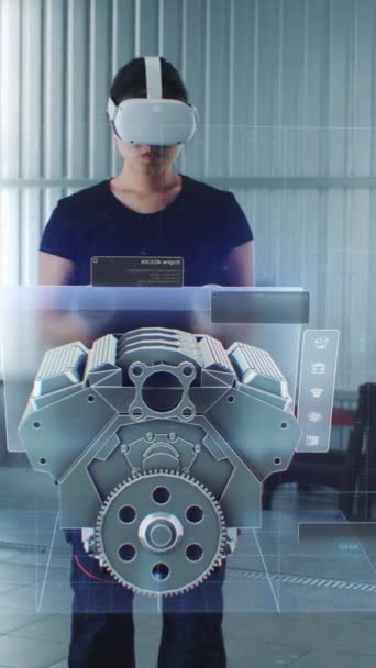 Car service manager utiliza la realidad virtual con el software de diagnóstico de realidad aumentada futurista con visualización olográfica del motor 3D. Disparo vertical - Metraje, vídeo