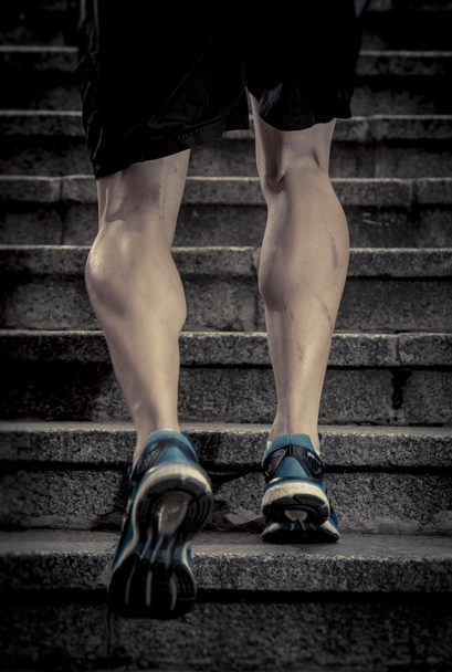 Fiatal sportos lábak éles sál izmok futó sport ember felkapaszkodott város lépcsőn kocogás és a futás a városi edzés edzés - Fotó, kép