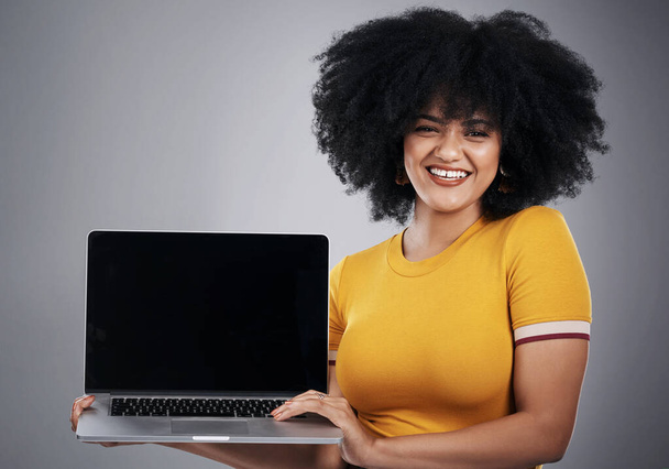 Mujer africana, estudio y pantalla portátil para la universidad, presentación o e-learning registro y retrato. Estudiante con maqueta de computadora para inscribirse en un curso en línea de marketing en un fondo gris. - Foto, imagen