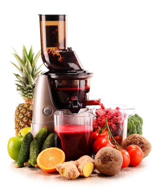 Langzame juicer met biologische groenten en fruit geïsoleerd op wit - Foto, afbeelding