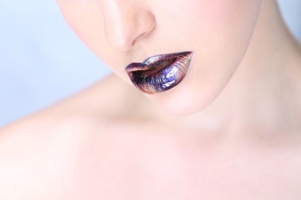 Gros plan de belles lèvres métalliques brillantes
 - Photo, image