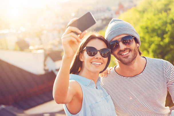 Couple making selfie by smart phone - Φωτογραφία, εικόνα