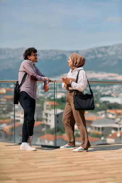 Työpäivän jälkeen liikemies keskustelee muslimikollegansa kanssa hijabissa..  - Valokuva, kuva