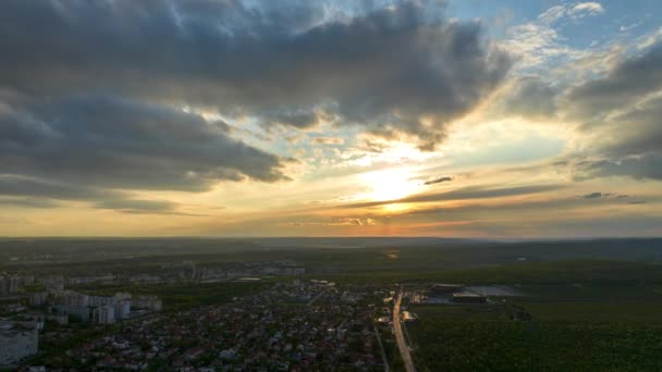 Vista aérea de Chisinau, Moldavia al atardecer - Metraje, vídeo