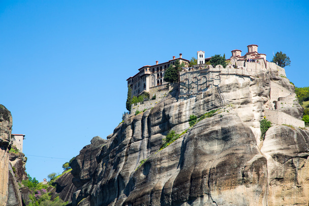 Η Ιερά Μονή Βαρλαάμ on the cliff σε βράχους των Μετεώρων, Ελλάδα - Φωτογραφία, εικόνα