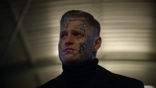 Homme tatoué à la recherche d'attention debout sur la rue Urban City - Séquence, vidéo