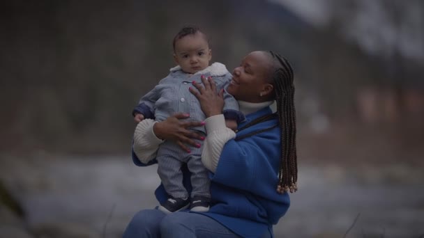 Felice donna prendersi cura del neonato durante la maternità  - Filmati, video