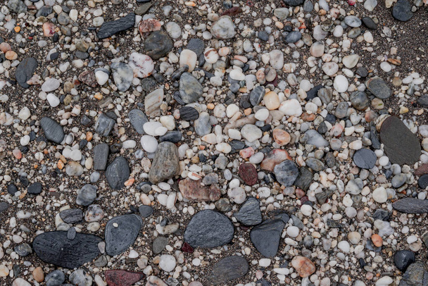 kleine zee stenen kiezelsteen achtergrond. Veelkleurig abstract  - Foto, afbeelding