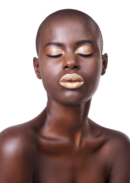 Africano, mujer y maquillaje en estudio para la belleza, modelo para cosméticos y cuidado de la piel con un color vibrante. Ojos cerrados, brillantes o creativos con glamour y arte, dermatología o persona femenina aislada. - Foto, imagen
