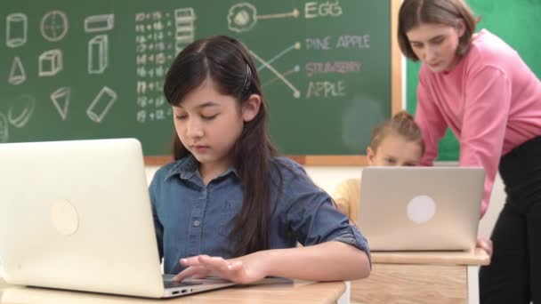 Okos ázsiai lány néz kamera közben kódolás mérnöki prompt. Multikulturális hallgatók tanulnak mesterséges intelligenciáról, miközben tanítják a rendszert vagy ellenőrzik az osztálymunkát a STEM osztályban. Pedagógia. - Felvétel, videó