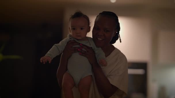Gyermekgondozás Szülői jelenet Boldog Fiú Vicces és örömteli - Felvétel, videó