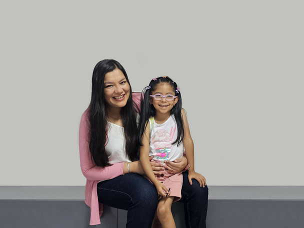 Divorcé mère célibataire avec sa fille brune Latina de 5 ans passer du temps de qualité, heureux, excité et surpris - Photo, image