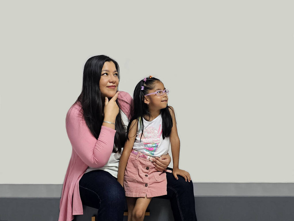 Geschiedene alleinerziehende Mutter mit ihrer 5-jährigen brünetten Latina-Tochter verbringt qualitativ hochwertige Zeit, glücklich, aufgeregt und überrascht - Foto, Bild