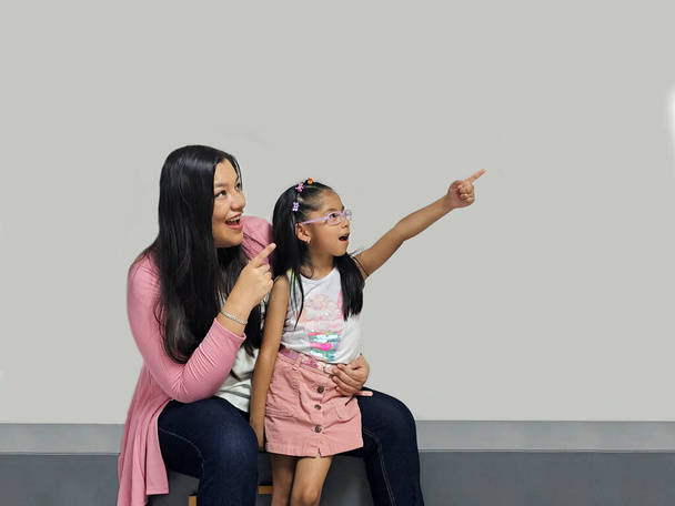 Geschiedene alleinerziehende Mutter mit ihrer 5-jährigen brünetten Latina-Tochter verbringt qualitativ hochwertige Zeit, glücklich, aufgeregt und überrascht - Foto, Bild