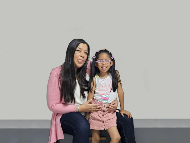 Rozvedená svobodná matka s její 5 letou brunetkou Latina dcera tráví kvalitní čas, šťastný, vzrušený a překvapený - Fotografie, Obrázek