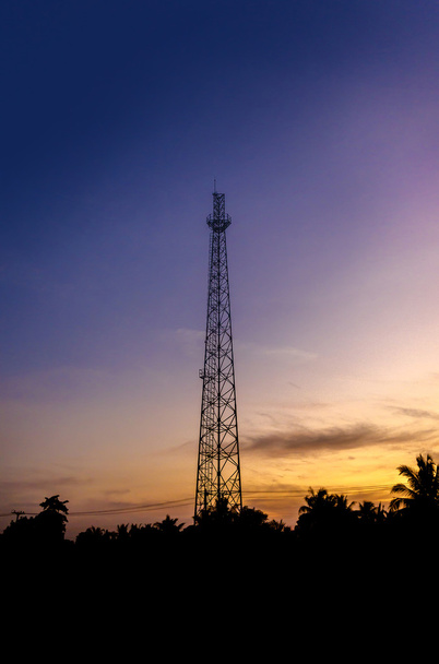 Transmisión de antena de silueta en la hora de la puesta del sol
 - Foto, Imagen