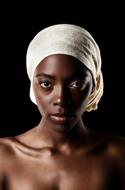 Ihonhoito, muotokuva ja musta nainen pään kääre, luonnollinen meikki tai luova esteettinen studiossa. Taide, kauneus ja vakava afrikkalainen tyttö tummalla taustalla huivi, kasvojen kosmetiikka ja luottamus - Valokuva, kuva
