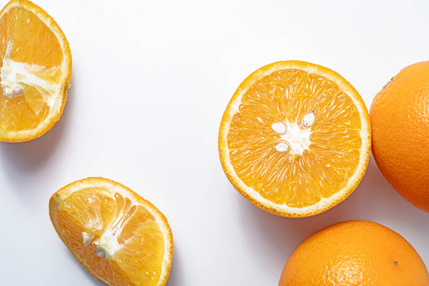 Oranje fruit geïsoleerd op witte achtergrond met kopieerruimte. knippad - Foto, afbeelding