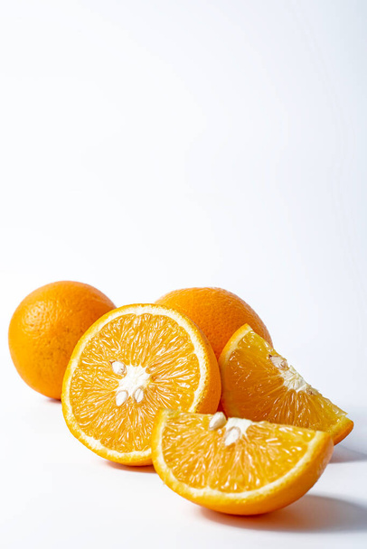 Narancs gyümölcs elszigetelt fehér háttérrel másolás helyet a szöveget. Elvágom az utat. Függőleges lövés - Fotó, kép