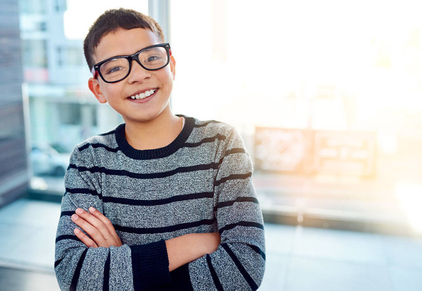 Szczęśliwy chłopiec i ramiona skrzyżowane z okularami do pielęgnacji oczu i optometry w domu z rozbłyskiem soczewki. Uśmiech, młody mężczyzna dziecko i okulary lub ramka na receptę w portrecie dla wzroku i rozwoju. - Zdjęcie, obraz