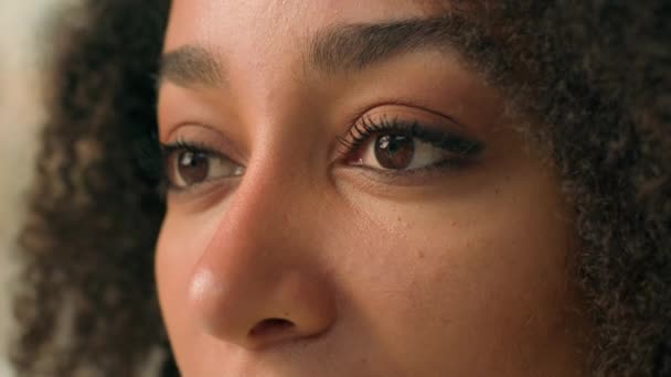 Zblízka Afroameričanka oči zrakem žena hledá kůže make-up zaměřený obličej kosmetika výraz obličeje krása model femininity řasy řasa trendy rozšíření individualita zírá - Záběry, video