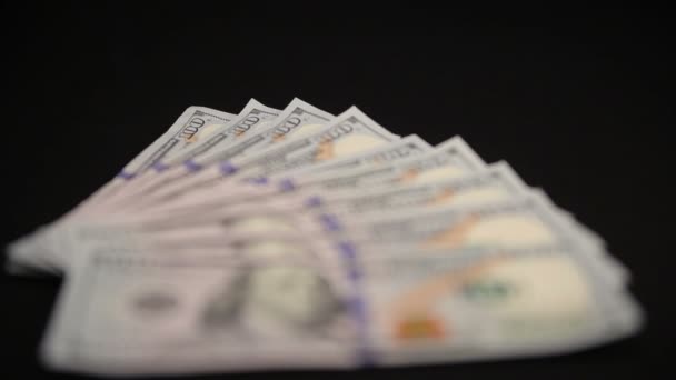 Geldnoten werden auf einem schwarzen Tisch aufgefächert - Filmmaterial, Video