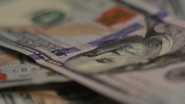 O dinheiro gira sobre a mesa. close-up
 - Filmagem, Vídeo
