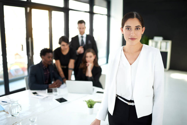 Корпоративный портрет деловой женщины в офисе с доверием к лидеру или менеджеру и команде на встрече. Гордость, улыбка и женщина с деловыми людьми, сотрудничество и работа над стартап-проектом. - Фото, изображение