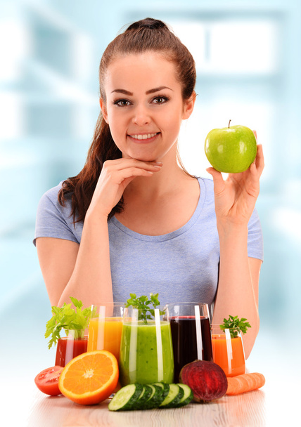 Młoda kobieta z różnych warzyw i soków owocowych - Zdjęcie, obraz